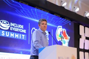 Dr Warren D Carew receives Africa FinTech Leadership Award.